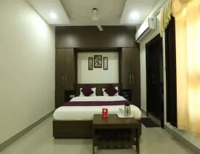 Hotel Queen by OYO Rooms - Image 2