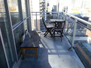 Gorgeous 1BR Condo at Eaton Centre - Image 4