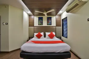 Hotel The Emerald by OYO Rooms - Image 5