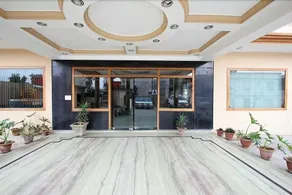 Hotel Jagdamba by OYO Rooms - Image 5