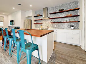 3br W/ Contemporary Kitchen, Patios 3 Bedroom Duplex - Image 2