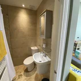 Private Annex, Parking, Wifi, 2mins to J48 A1 M1 - Image 5