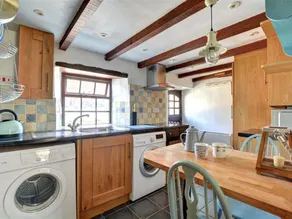 Authentic Holiday Home in Penrose Near Beach - Image 5