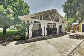 Charming W/ Chic Decor -- Walk To Downtown 3 Bedroom Home - Image 4