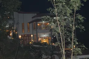 Elegante The Villa - Image 5