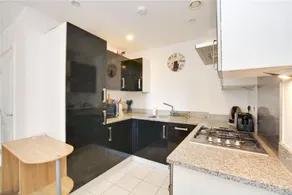 2 Bedroom Flat In Greenwich - Image 5