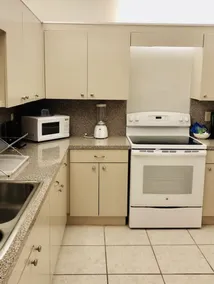 Stunning Spacious Miami Beach 3 Bedroom Condo 6 Guests - Image 5