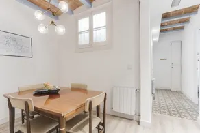 New! Bright 2 Bed Easily Connected to the Center - Image 4