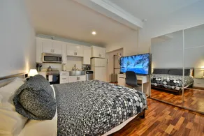 Contemporary Spacious Studio - King Bed! - Image 2