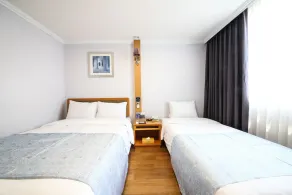 Utopia Hotel - Image 4