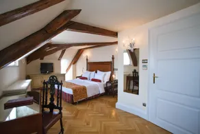 S Hotel - Image 1