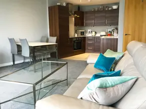 Harbour View Luxury Apartment with Parking - Image 2
