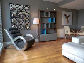 Apartment Overlooking Canal 2 Bedroom - Image 5