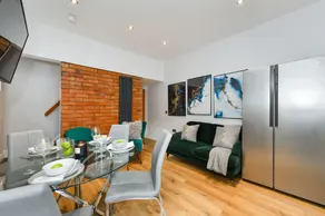 Long Eaton Modern 4bed House - Image 3