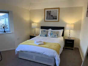 Very spacious 6 bed house with 2 en-suites, garden and free parking, ideal for a large group, sleeps - Image 4