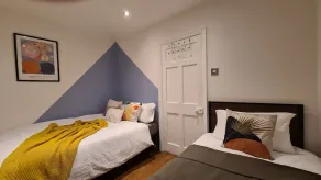 Byron House- Close to M60 and Supermarket - Image 3