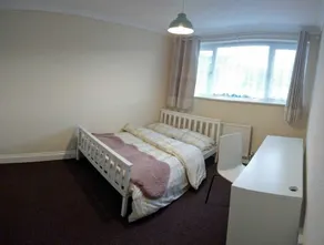 Charming 3-bed House - Image 4