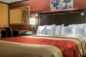 Econo Lodge - Image 5