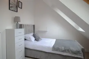 Lovely 4-Bedroom Home in Woodcote Fold - Image 4