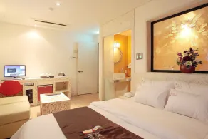 Art Hotel 1 - Image 3