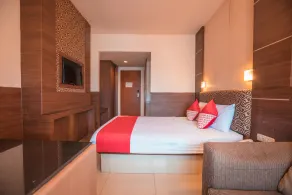 Penthouse Hotel By OYO Rooms - Image 4