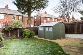 Gorgeous Modern 4 bedroom house - Free Parking and Netflix by WHA for Contractors, Relocation, Busin - Image 3