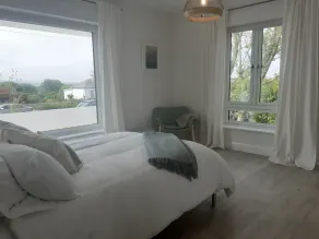 Coastal family friendly home with sea views - Image 4
