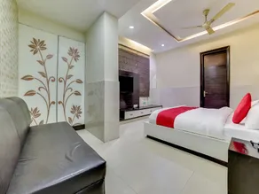 OYO Flagship 26585 Bhera Enclave Paschim Vihar - Image 3