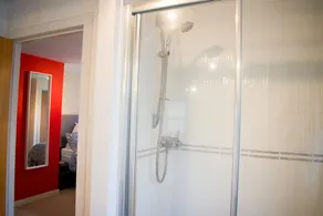 Bright and Modern Home in Edinburgh - Image 4