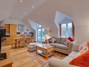 Contemporary Holiday Home in Little Petherick With Terrace - Image 3