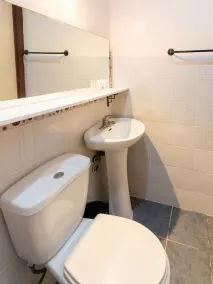 J & H Apartments by OYO Rooms - Image 5