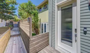 5 Min To Downtown Seattle! 3br & 2ba Cozy Townhome 3 Bedroom Townhouse by Redawning - Image 2