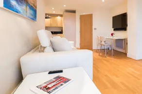 Stunning Flat Overlooking the Thames - Image 2