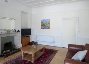 Remarkable 4-bed House in Ashburton - Image 2