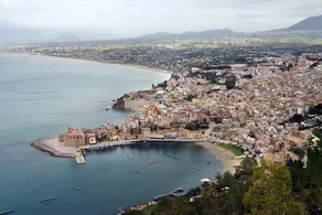 Spacious apartment in Alcamo Marina 90 m² with shared pool - Image 3