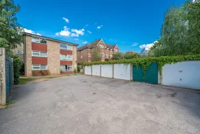 Modern 2BR Apartment w/ Free Parking in Redhill - Image 5