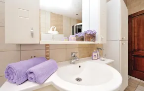 Beautiful Home in Sv Filip i Jakov With Wifi and 4 Bedrooms - Image 4