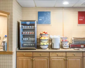 Comfort Inn & Suites Rochester Niagara Falls - Image 2