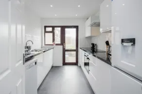 3br-sleeps5-parking-garden-accesstolondon - Image 5