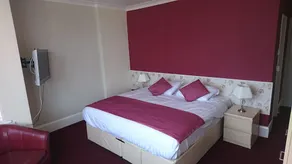Lakeside Hotel - Image 4