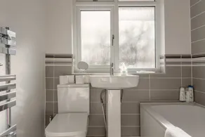 Modern 2 Bedroom Apartment in Morden - Image 4