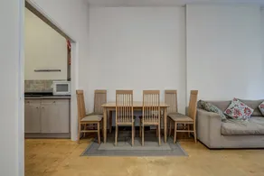 Bright, Spacious 2BR Central Manchester Flat for 4 - Image 2