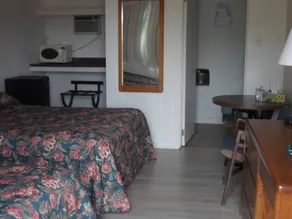 Seelys Sandy Beach Inn - Image 4