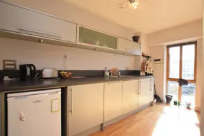 Spacious Studio Apartment in the Heart of the City - Image 5
