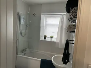 Impeccable 1-bed Apartment in Chesterfield - Image 3