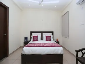 Hotel Petals Inn - Image 2