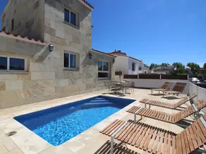 Holiday Home With its own Mooring and Private Swimming Pool - Image 4