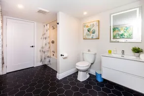 Prime Location - Luxury 1BR With King Bed - Steps From Byward Market - Image 4