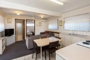 Lakes Jakaranda Holiday Units - Image 5
