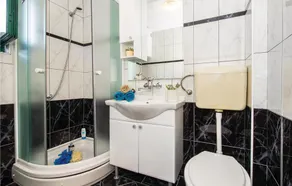 Amazing Apartment in Splitska With 3 Bedrooms and Wifi - Image 2
